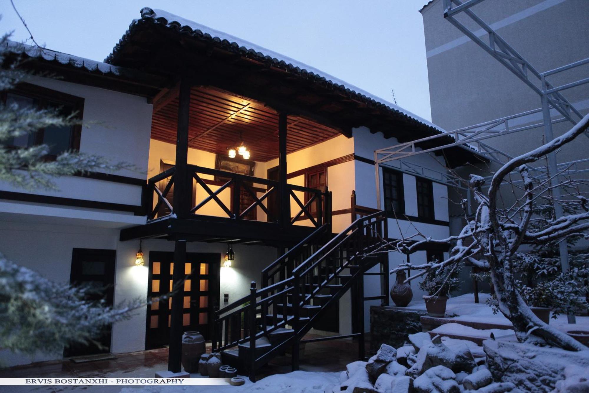 Guest House Bujtina Leon Korce Bagian luar foto